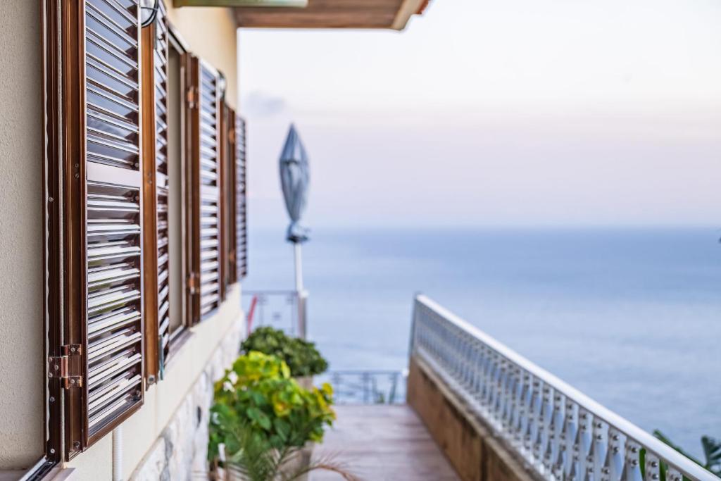 balcón con vistas al océano en White Rabbit II by Madeira Sun Travel, en Calheta
