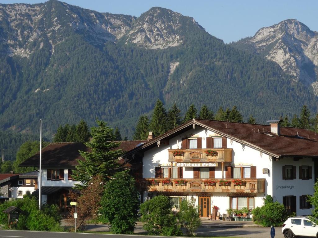 un bâtiment en face d'une montagne avec des montagnes dans l'établissement Gästehaus Erika - Chiemgau Karte, à Inzell