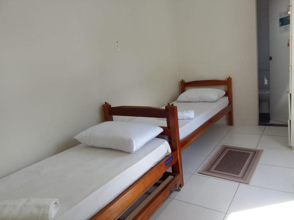 2 Etagenbetten in einem Zimmer mit Küche in der Unterkunft Hostel Arena Prime in Salvador