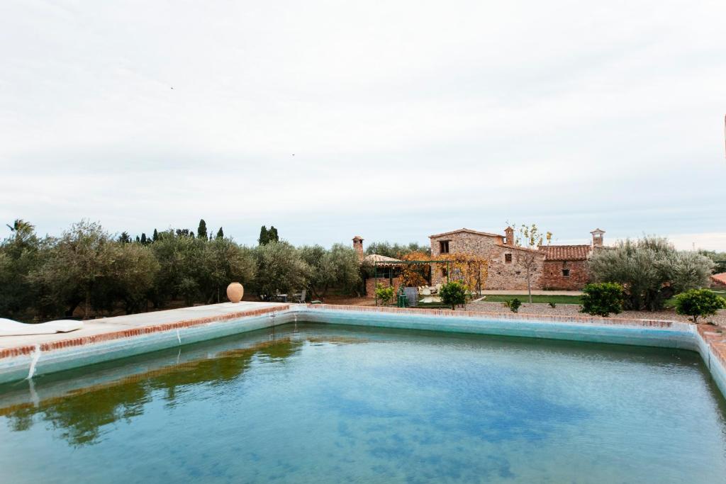 einen Pool im Hinterhof eines Hauses in der Unterkunft Casa Hostalets - Renovated casa in the middle of the olive trees near the beach in Riudoms