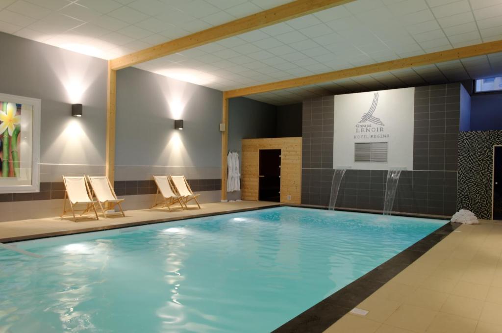 Bazén v ubytování Hotel Regina & Spa nebo v jeho okolí