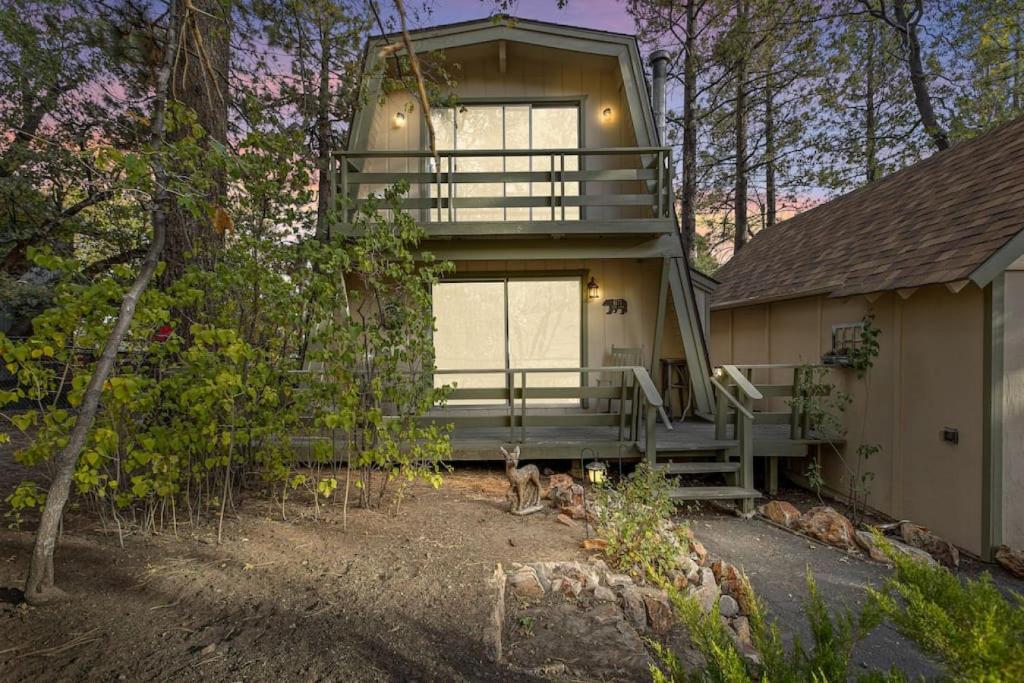 uma casa na árvore com uma escada e uma janela em Alta Vista Haus in Moonridge em Big Bear Lake