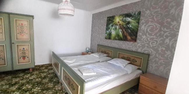 1 dormitorio con 1 cama con una foto en la pared en Villa Fortuna Romantik en Lackenhof