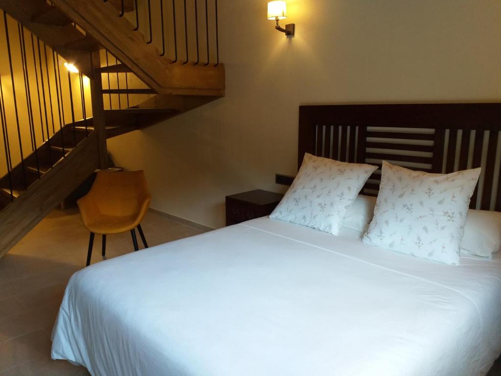 Postel nebo postele na pokoji v ubytování Les Flors - Hotel Rural & Cabanyes