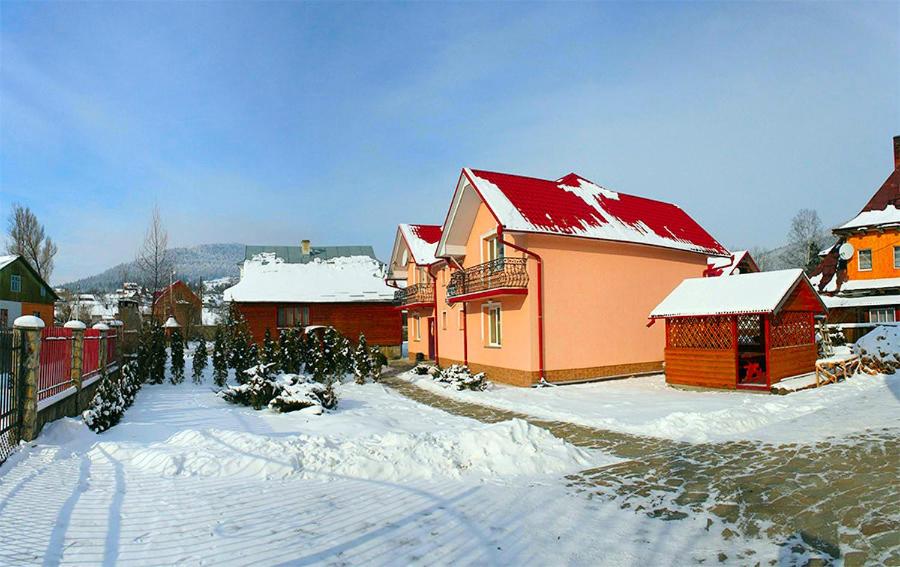 een groep gebouwen met sneeuw op de grond bij Zoriana in Tatariv