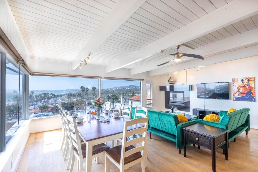 een eetkamer en een woonkamer met een tafel en stoelen bij Panoramic Ocean View Cottage Unit #4 in San Clemente