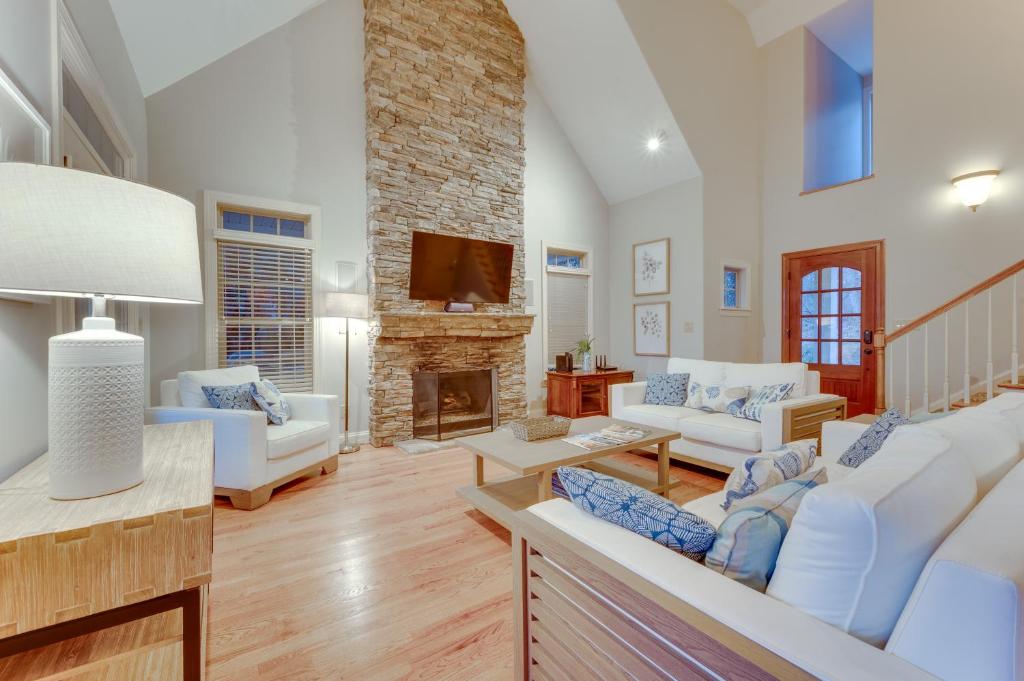 Χώρος καθιστικού στο Waterfront Sherrills Ford Home with Pool and Boat Dock