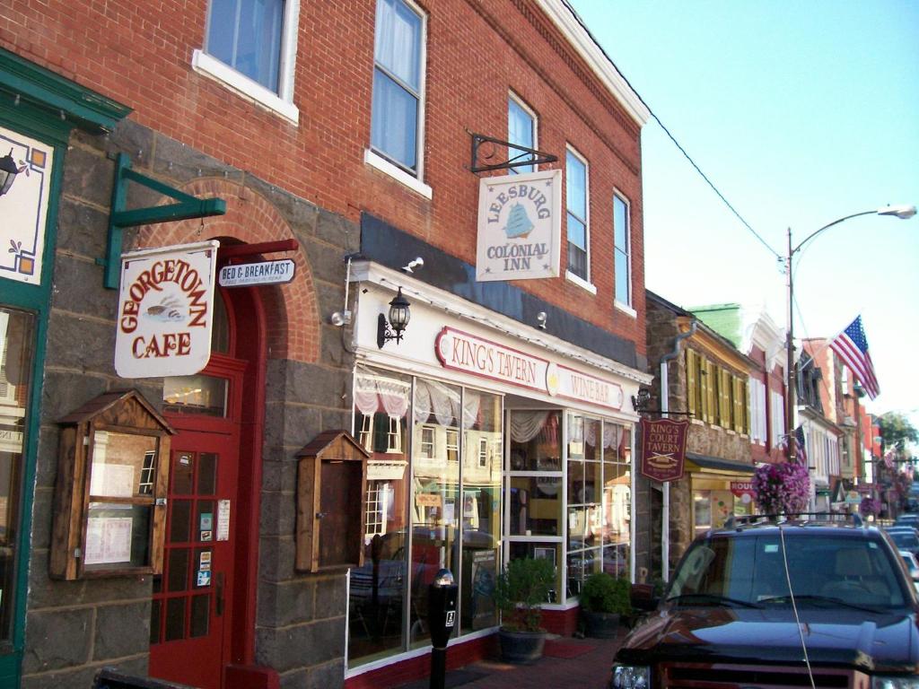 un edificio in mattoni con una caffetteria su una strada cittadina di Leesburg Colonial Inn a Leesburg