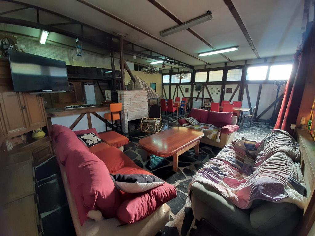 ein Zimmer mit Sofas, einem Tisch und einem Fernseher in der Unterkunft Multiespacios Bu2 in Humanes de Madrid