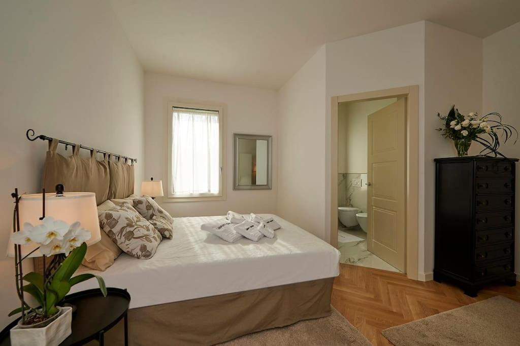 1 dormitorio con 1 cama grande y baño en Liberty Dream, fascino a Vicenza, en Vicenza
