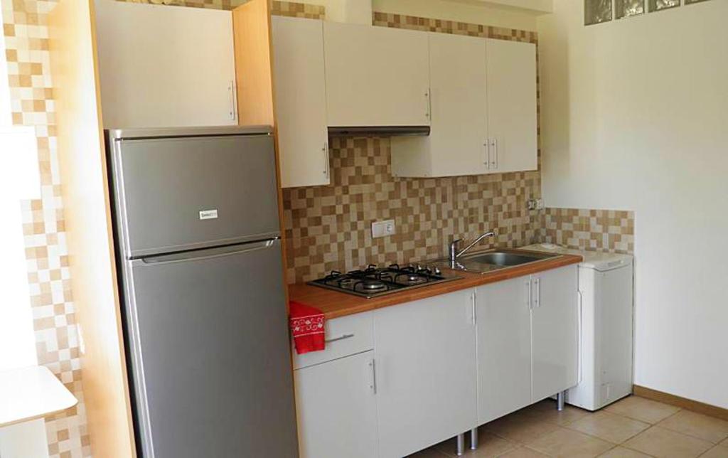 Kitchen o kitchenette sa One bedroom appartement with furnished terrace and wifi at Sagres