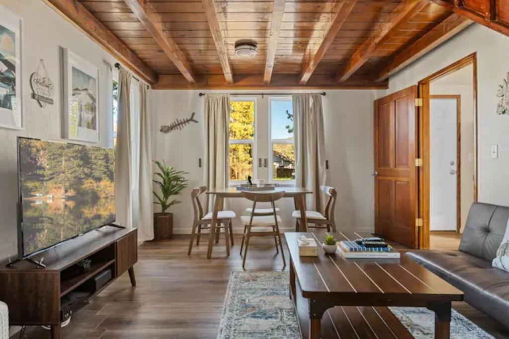 ein Wohnzimmer mit Sofa und Tisch in der Unterkunft Bear Sky Cabin in Big Bear City