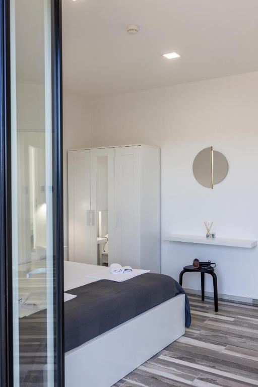 a bedroom with a bed and a glass wall at Essentia Rooms & Relax in Vasto