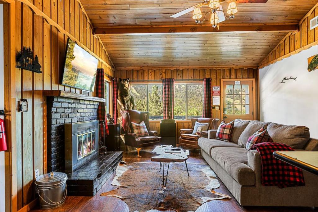 sala de estar con sofá y chimenea en Hygee Frosk, en Big Bear Lake