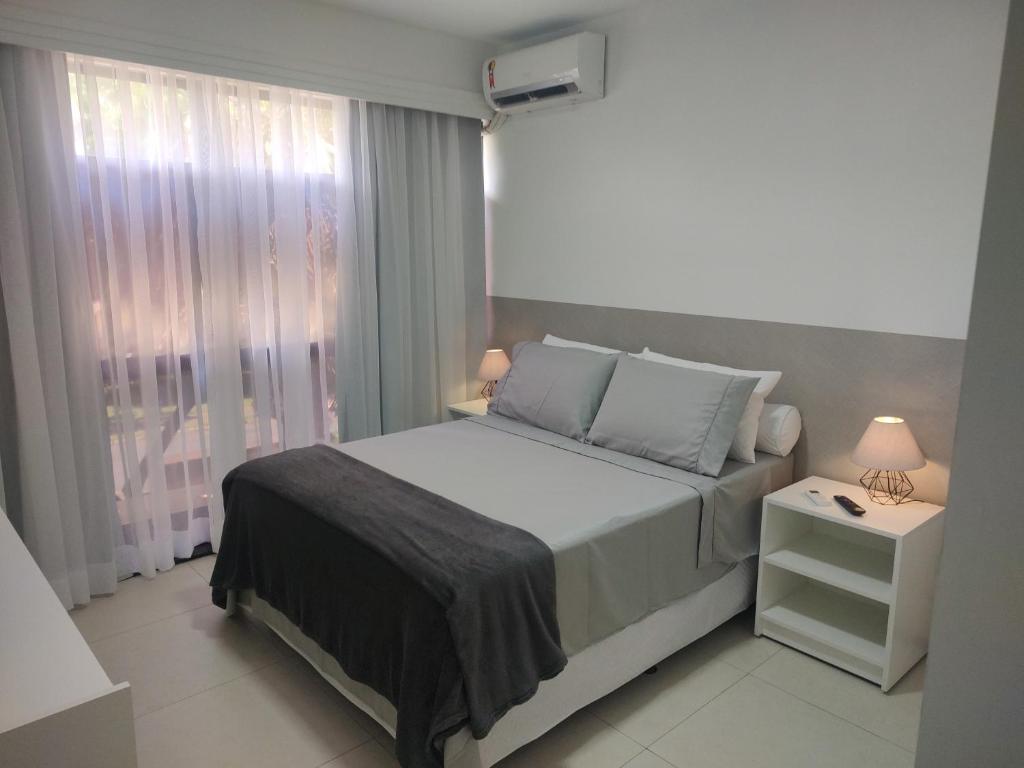 a small bedroom with a bed and a window at Studio In - Apt° 205 com Garagem in Brasilia