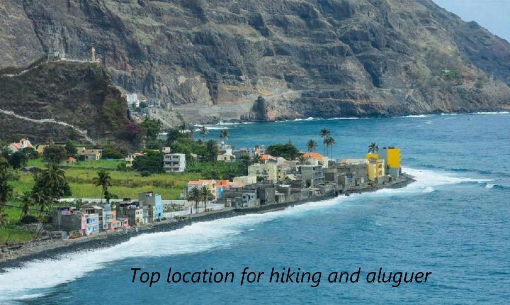 eine Stadt am Strand neben dem Wasser in der Unterkunft Pousada do Ceu in Paul