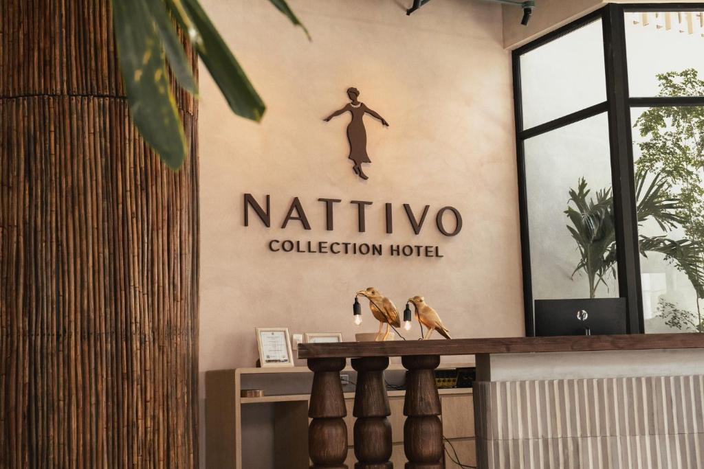 un cartello sul muro di un hotel per la raccolta di nattivo di Nattivo Collection Hotel a San Andrés