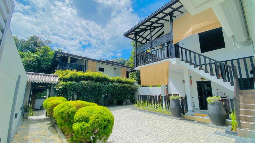 una vista exterior de una casa con patio en Sunbeam Villa, en Tangalle