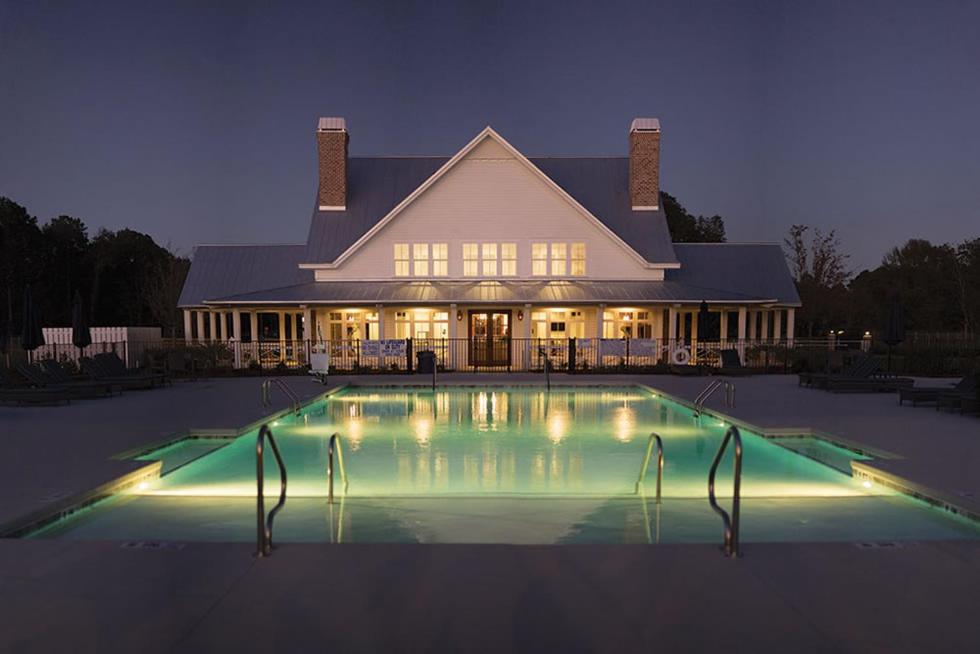 uma casa grande com piscina à noite em CreekFire RV Resort em Savannah