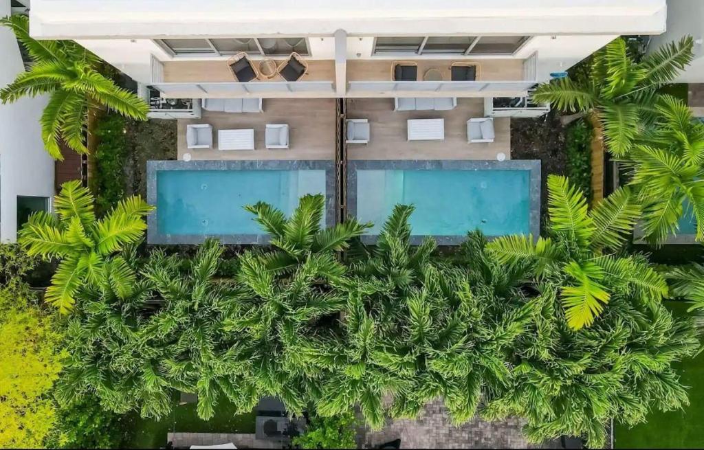 Uma vista da piscina em Villa green Days coconut groove ou nos arredores