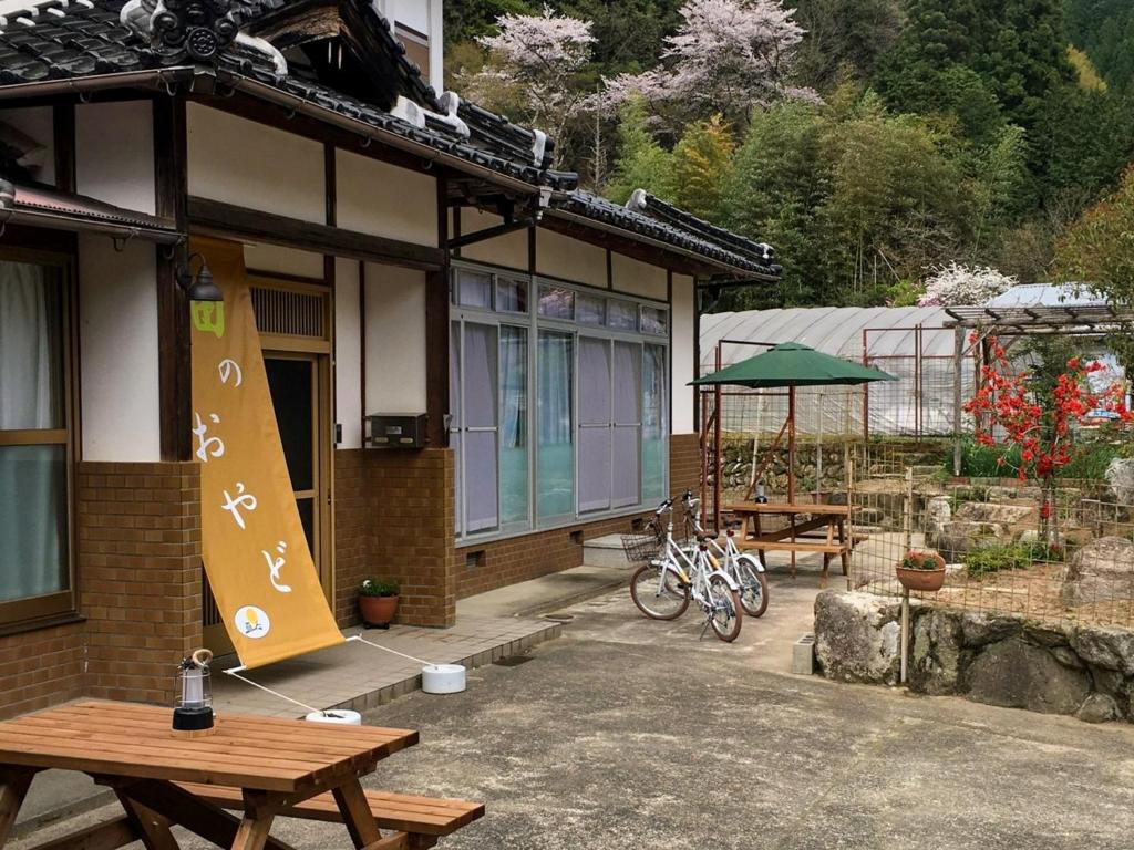 un edificio con un cartello sul lato di Hatake no Oyado - Vacation STAY 43041v a Takeda