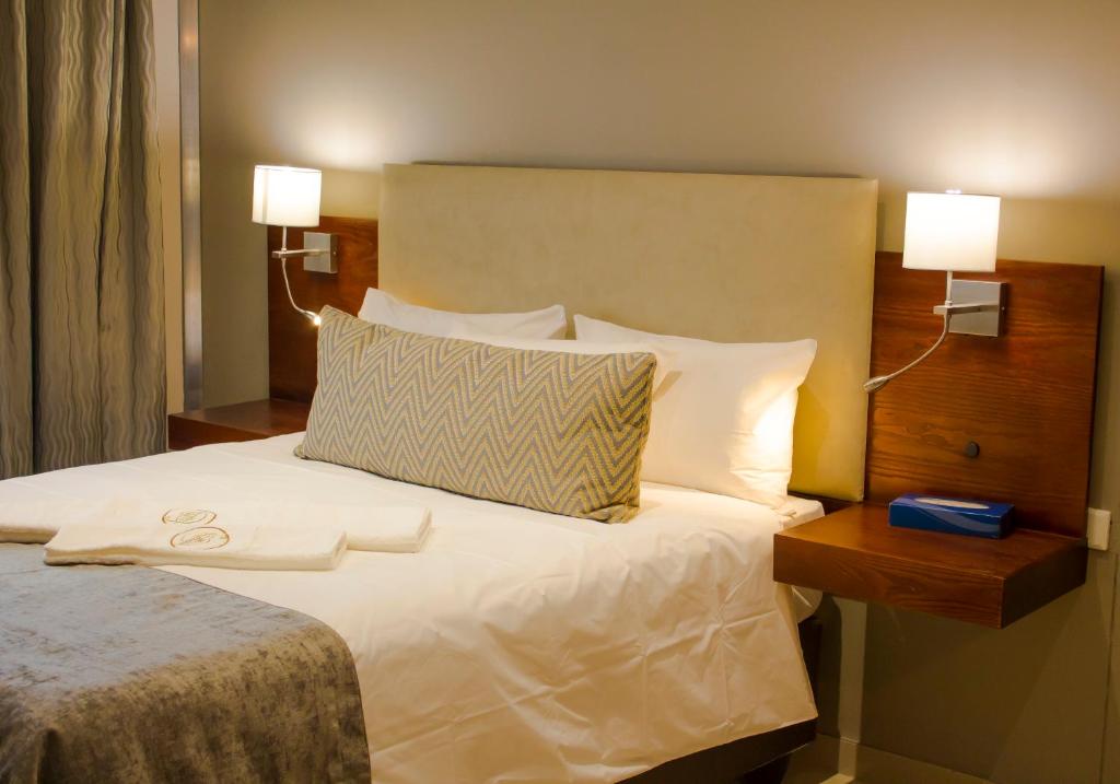 Een bed of bedden in een kamer bij Hotel Destiny