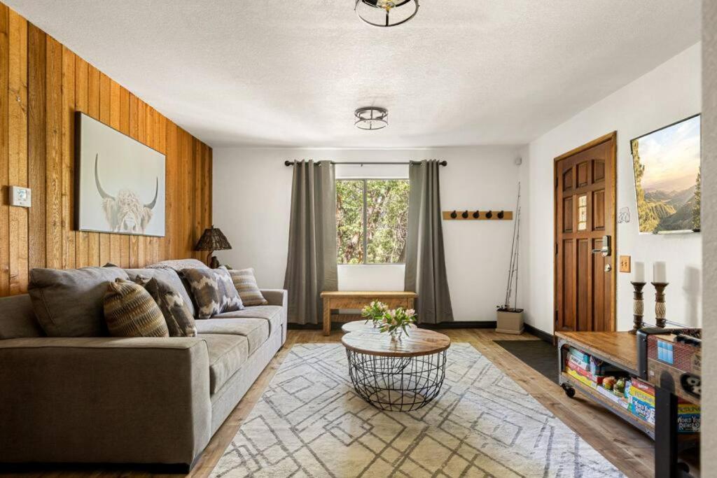 ein Wohnzimmer mit einem Sofa und einem Tisch in der Unterkunft Moonridge Memories in Big Bear Lake