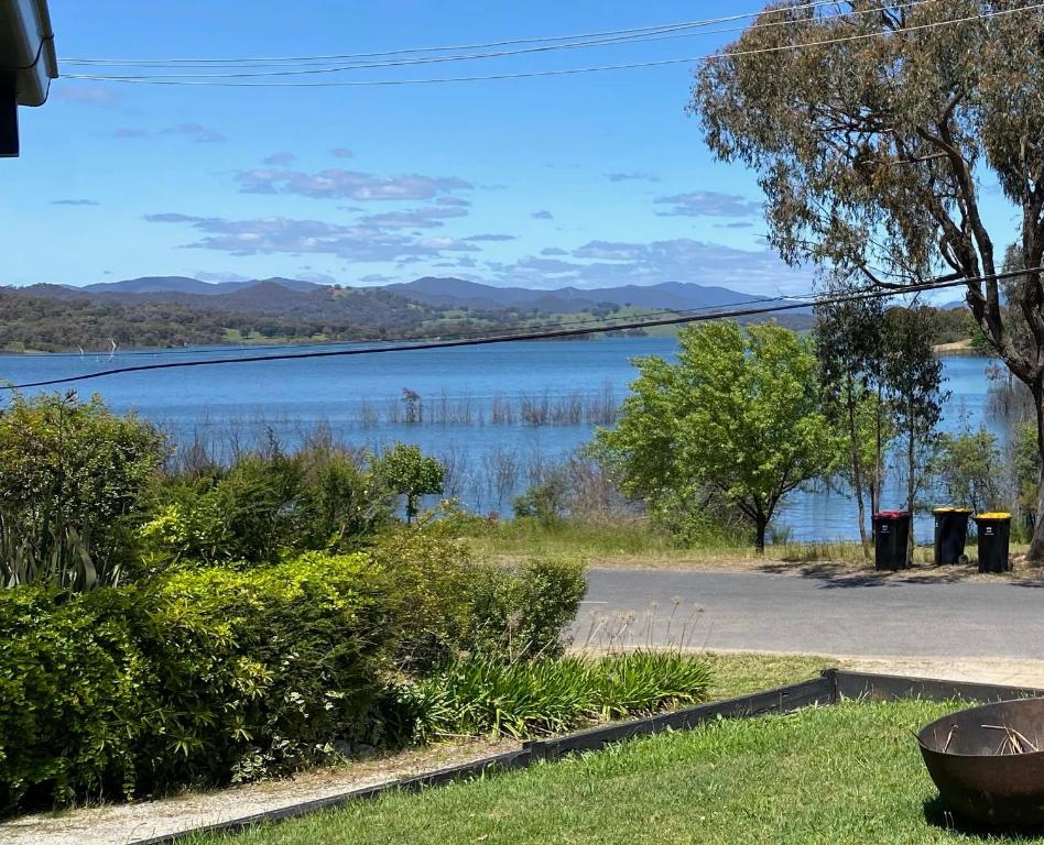 Relax in the spa with views opposite Lake Eildon, Goughs Bay (updated