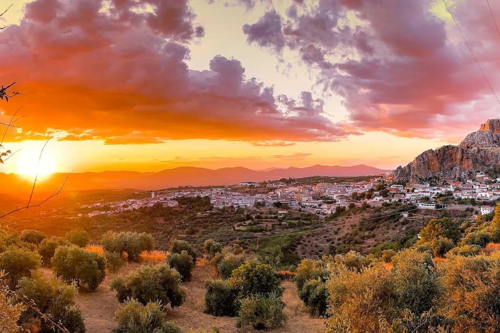 a view of a city at sunset at Mi rincón favorito in Cogollos De La Vega