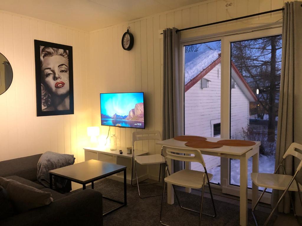 Posezení v ubytování Trivelig liten leilighet, sentralt på Kvaløysletta