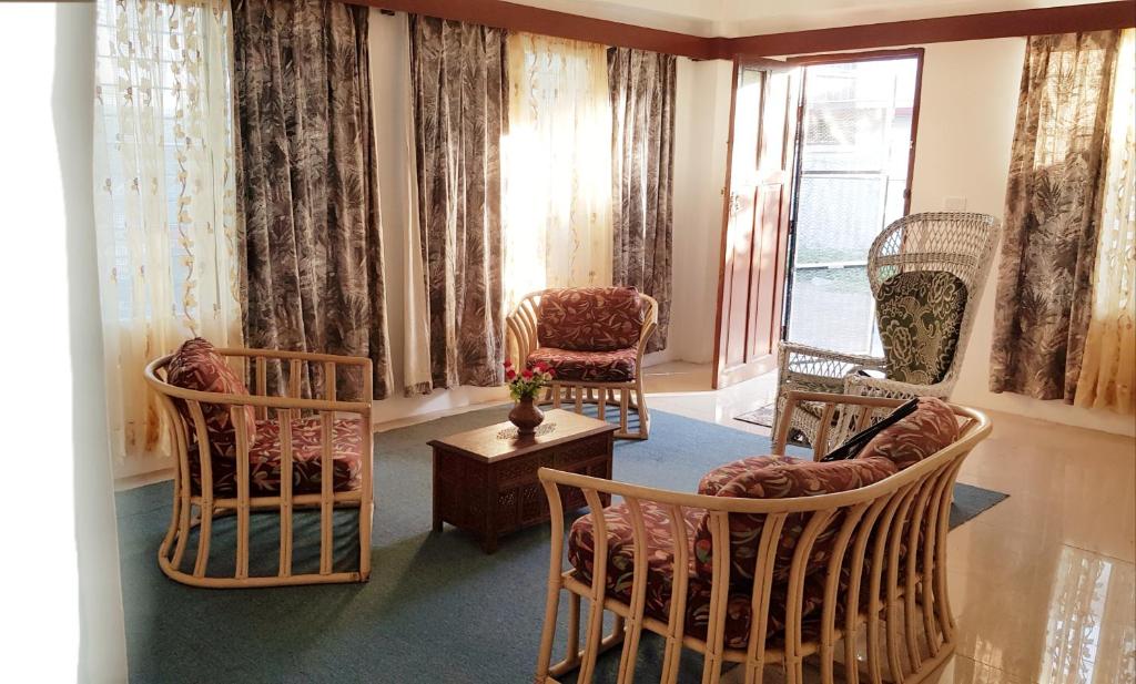 ein Wohnzimmer mit 3 Stühlen und einem Tisch in der Unterkunft Jetpoint Furnished 2 bedroom in Nadi
