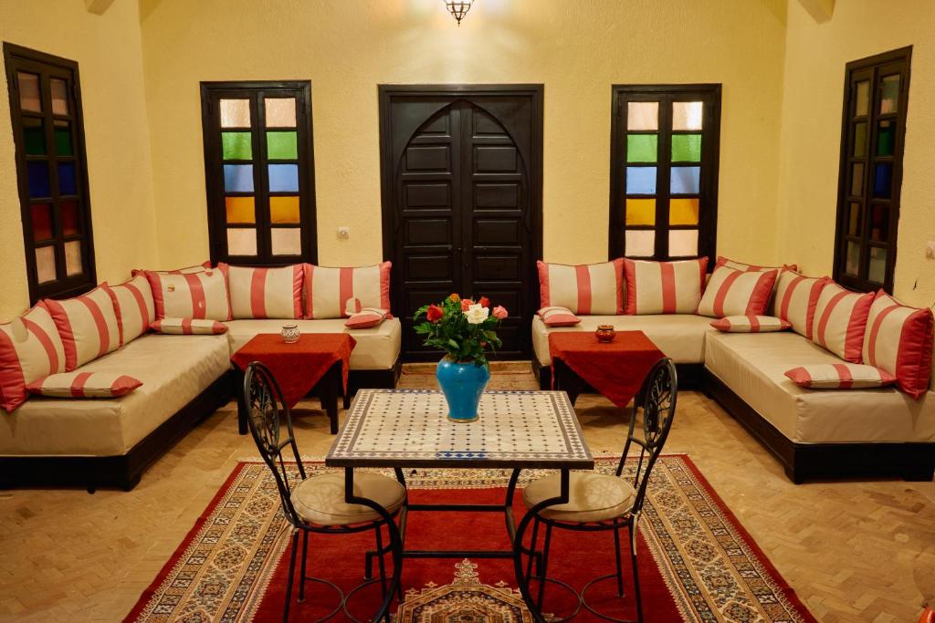 Posezení v ubytování Riad Dar La Rose
