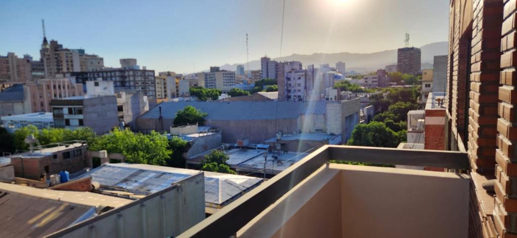 Blick auf eine Stadt vom Dach eines Gebäudes in der Unterkunft Departamento Centro Mendoza in Mendoza