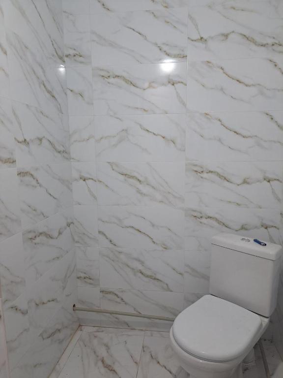 Koupelna v ubytování GuestHouse "ERKIN"