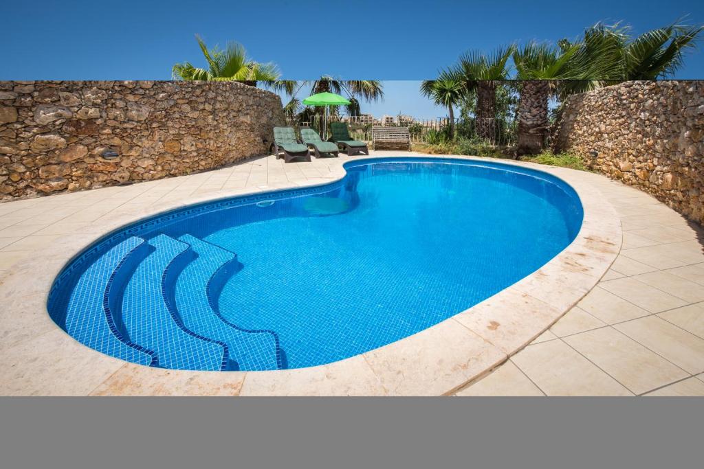 A piscina localizada em 4 Bedroom Farmhouse with Private Pool & Views ou nos arredores