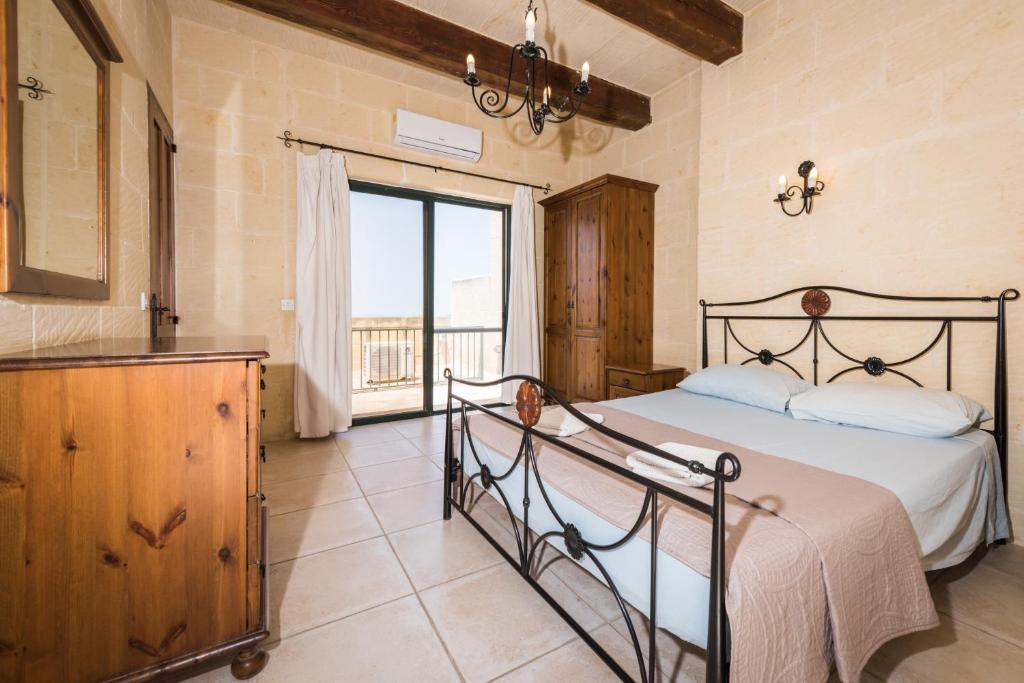 Gallery image of 4 Bedroom Farmhouse with Private Pool &amp; Views in Nadur