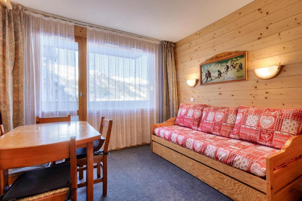 une chambre avec un canapé, une table et une fenêtre dans l'établissement Quartier Crève Cœur - maeva Home - Appartement 2 pièces 5 personnes - Confort MAE-1244, à Valmorel