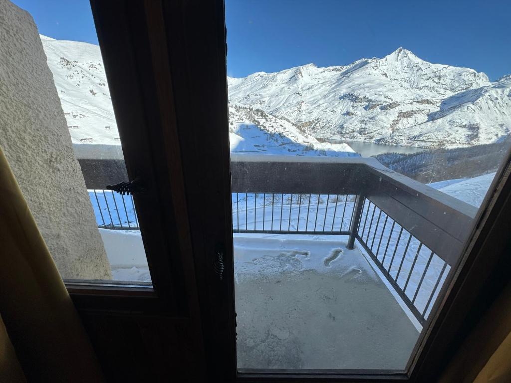 a view of a snow covered mountain from a window at Appartement Tignes 2100 - 6-8 personnes - 2 chambres - 3 Télévisions - Wifi inclus in Tignes