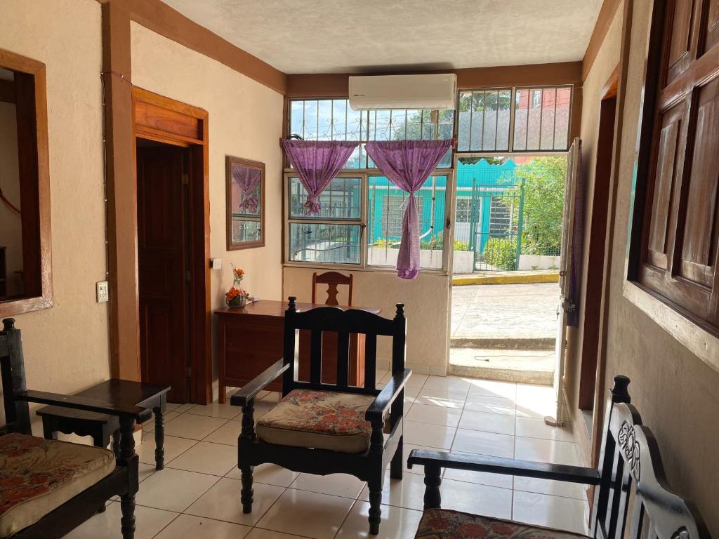 sala de estar con silla y ventana en Casa Foranea, en Concepción
