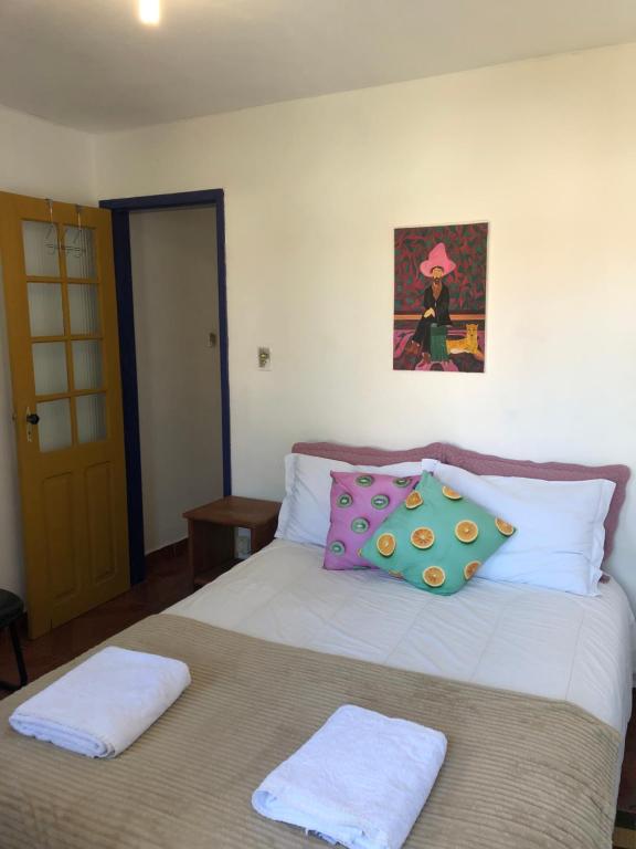 łóżko z dwoma poduszkami na górze w obiekcie Ouro Preto Homely Hostel w mieście Ouro Preto