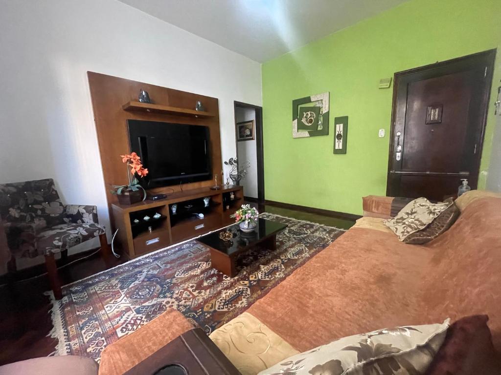 ein Wohnzimmer mit einem Sofa und einem Flachbild-TV in der Unterkunft Largo do Machado Estilo in Rio de Janeiro