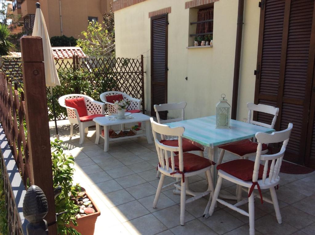 un tavolo e sedie seduti su un patio di affitto appartamento sul mare a Senigallia