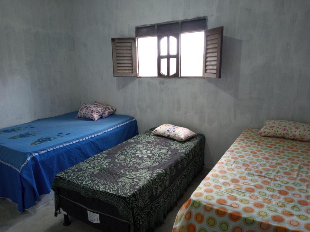 Un pat sau paturi într-o cameră la CASA DE PRAIA A 3 MINUTOS DE JACUMÃ