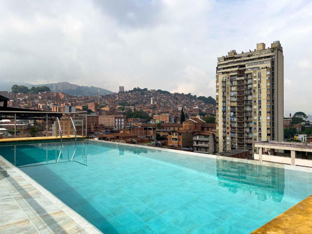 una gran piscina en la parte superior de un edificio en Apartahotel Medellin, en Medellín