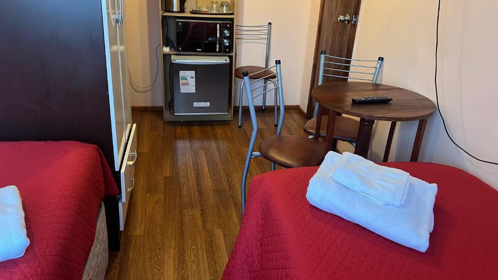 Kuchyň nebo kuchyňský kout v ubytování HOSTAL VICTORIA