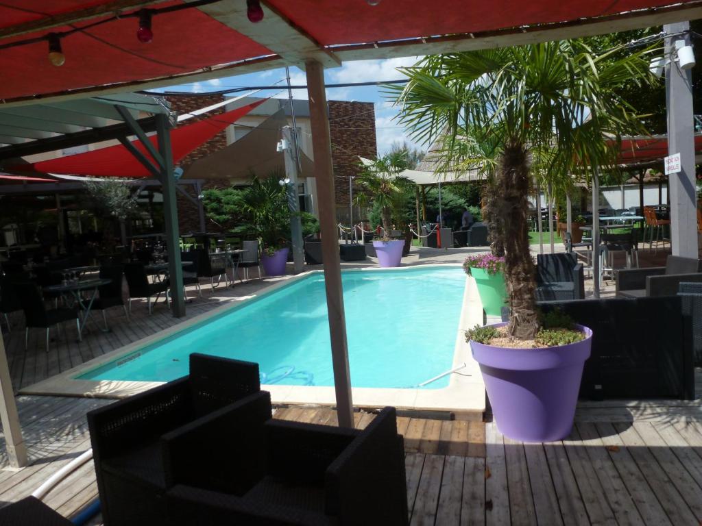 Bazén v ubytování Ambiance Hotel nebo v jeho okolí