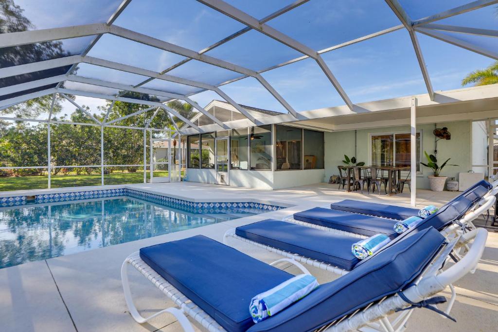 Casa con piscina con tumbonas en Pet-Friendly Bradenton Home Lanai with Heated Pool!, en Bradenton