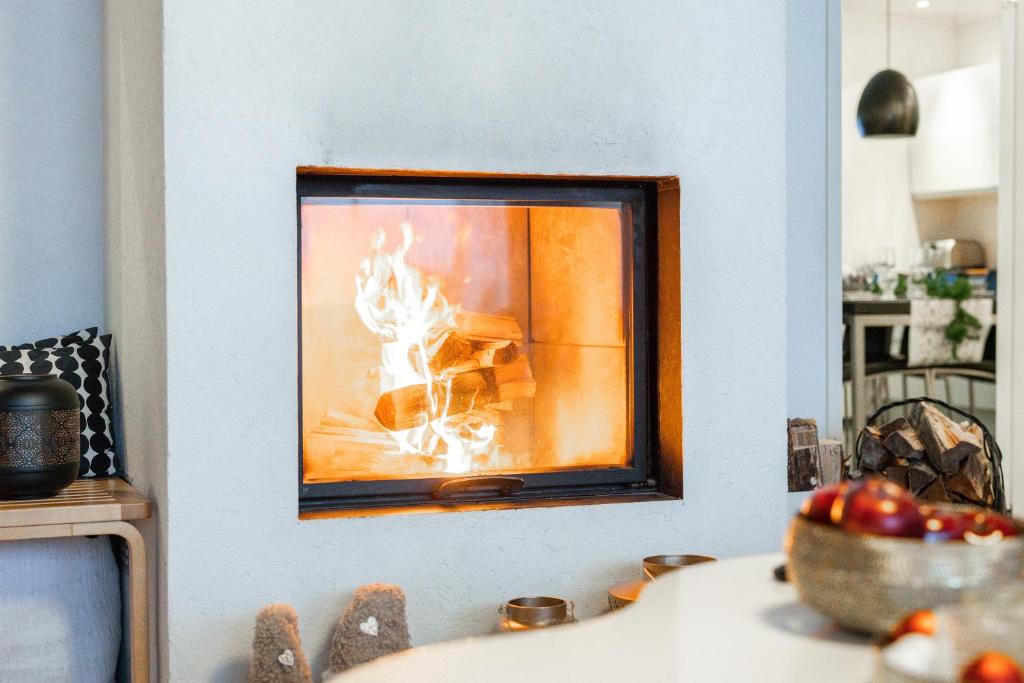una cucina con il fuoco acceso nel camino di Arctic River House a Rovaniemi