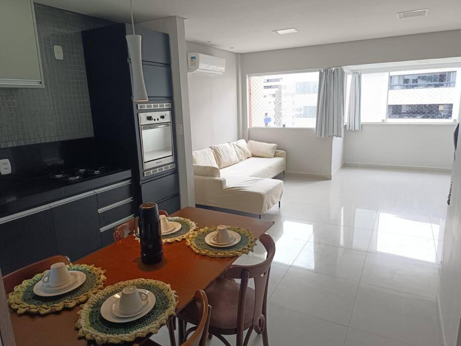 cocina y sala de estar con mesa y sillas en 100 Metros do Mar - Ponta Verde en Maceió