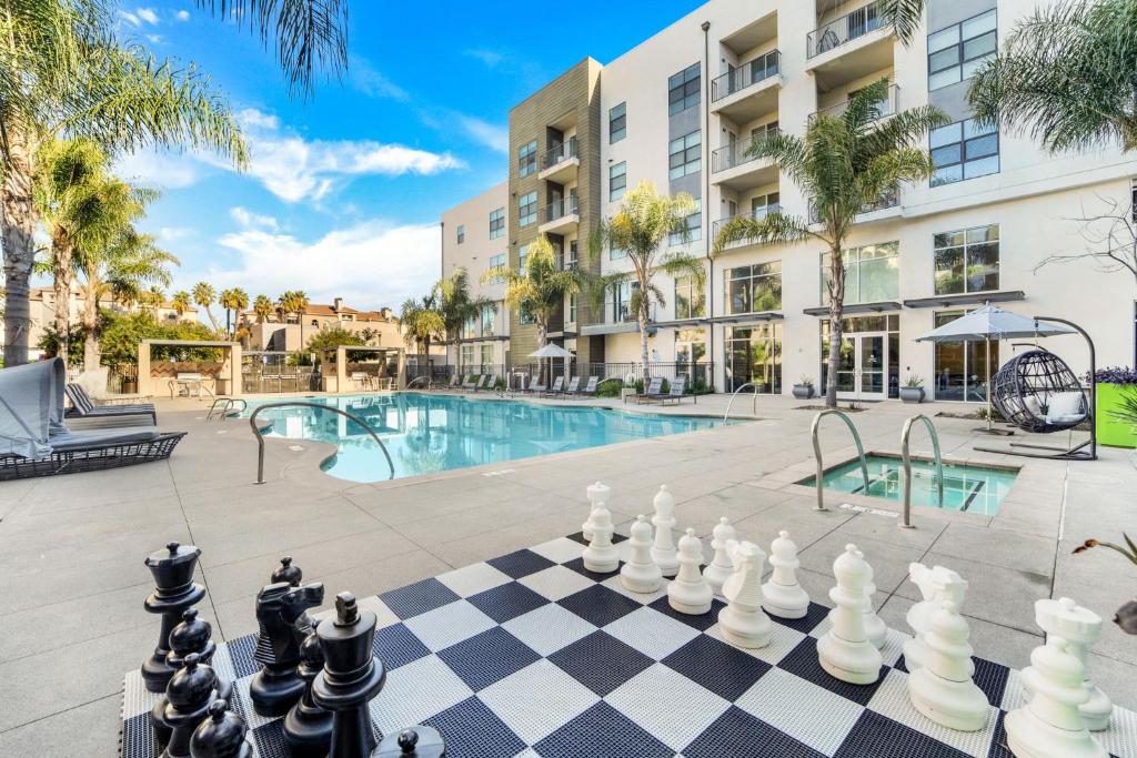 um tabuleiro de xadrez num pátio com uma piscina em Pineapple Haven em San Diego